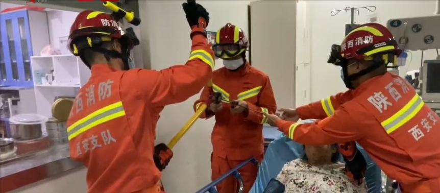 西安一男子玩弓箭射中女子,西安男子小区玩弓箭射中女子眼睛