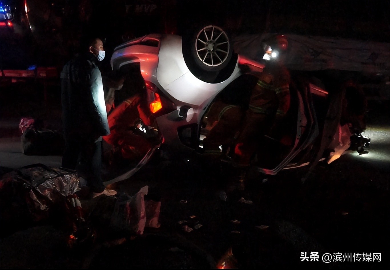 车祸现场未撤离男子被撞下桥,男子车祸后未撤离被撞飞下桥