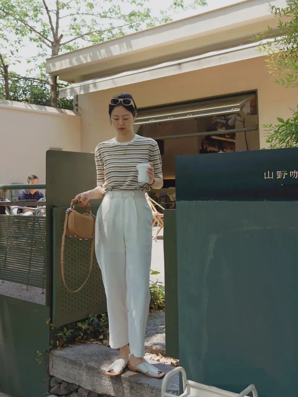 春夏流行：“白裤子”的6种搭配，好看又高级