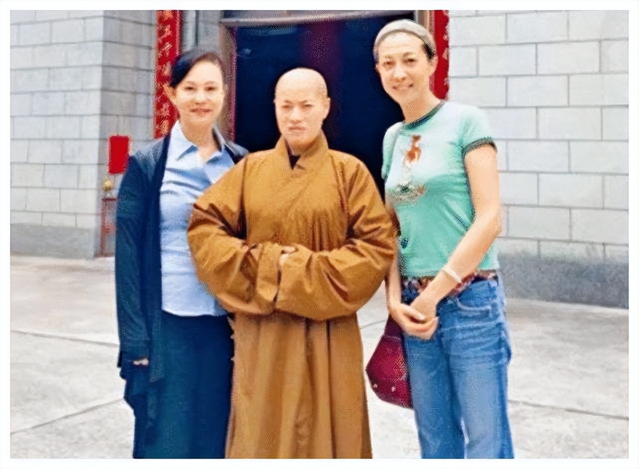 白天穿僧袍念经，晚上穿*袜丝**蹦迪：香港假尼姑如何能敛钱数千万？