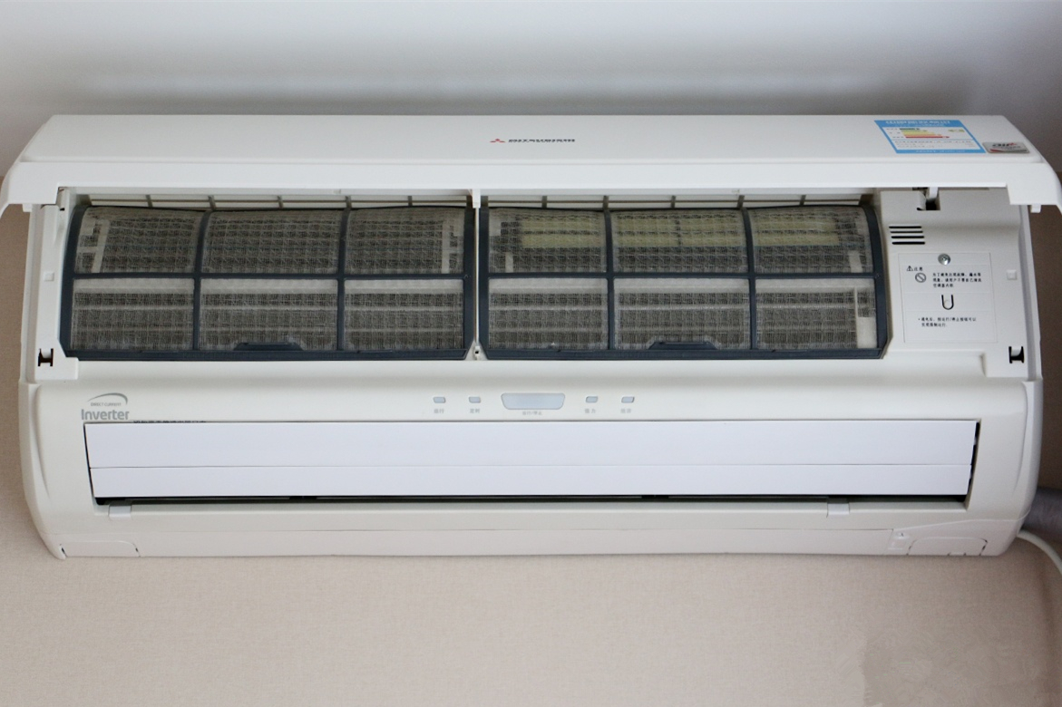 空调漏水维修师傅,空调漏水找师傅来修两百块钱