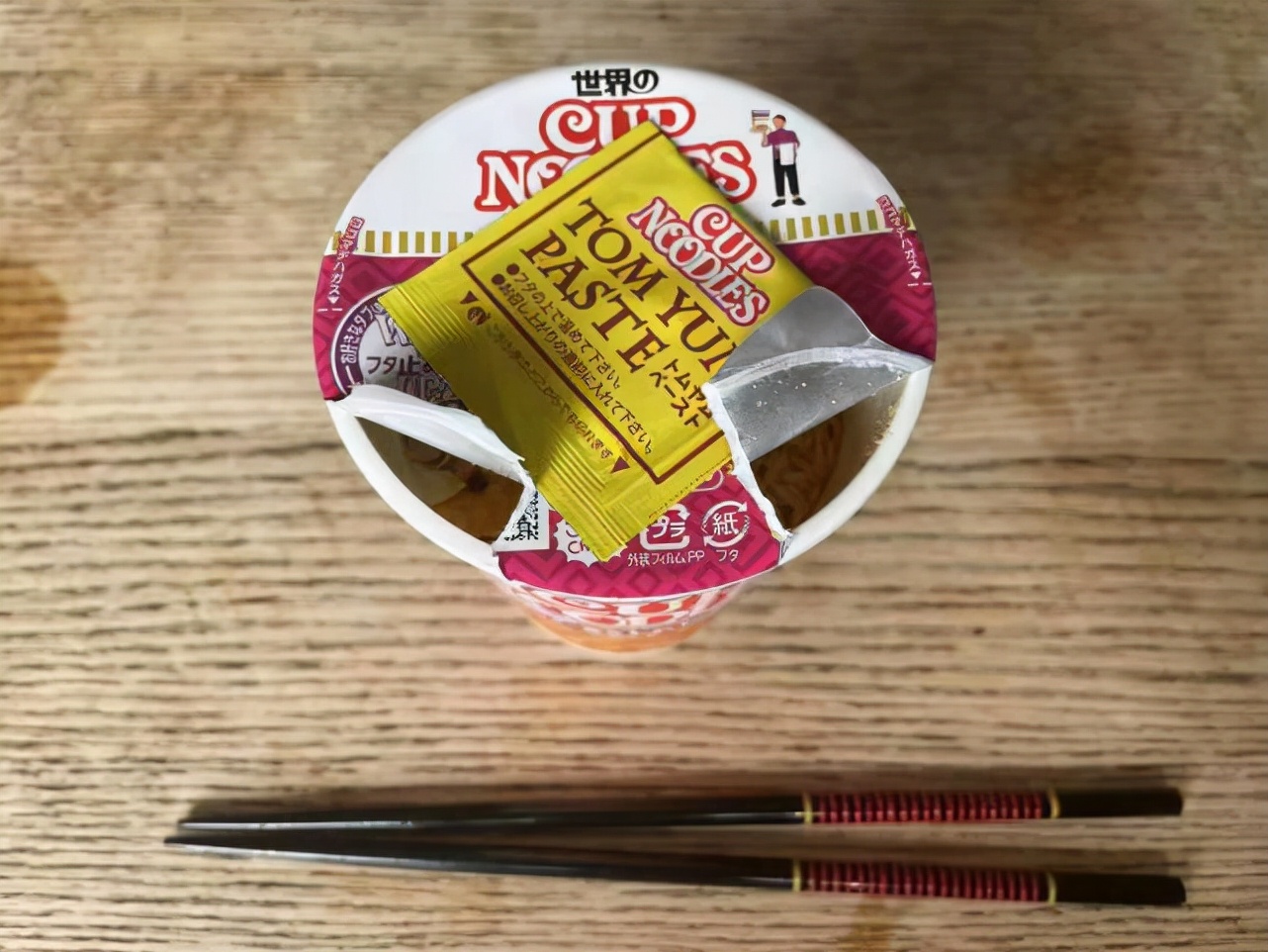 网民分享，撕泡面盖子的“NG时刻”，看到就想笑