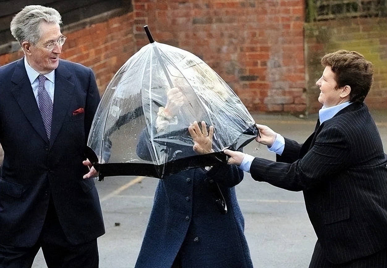 卡米拉气质逆袭不输戴安娜,卡米拉微笑回应凯特