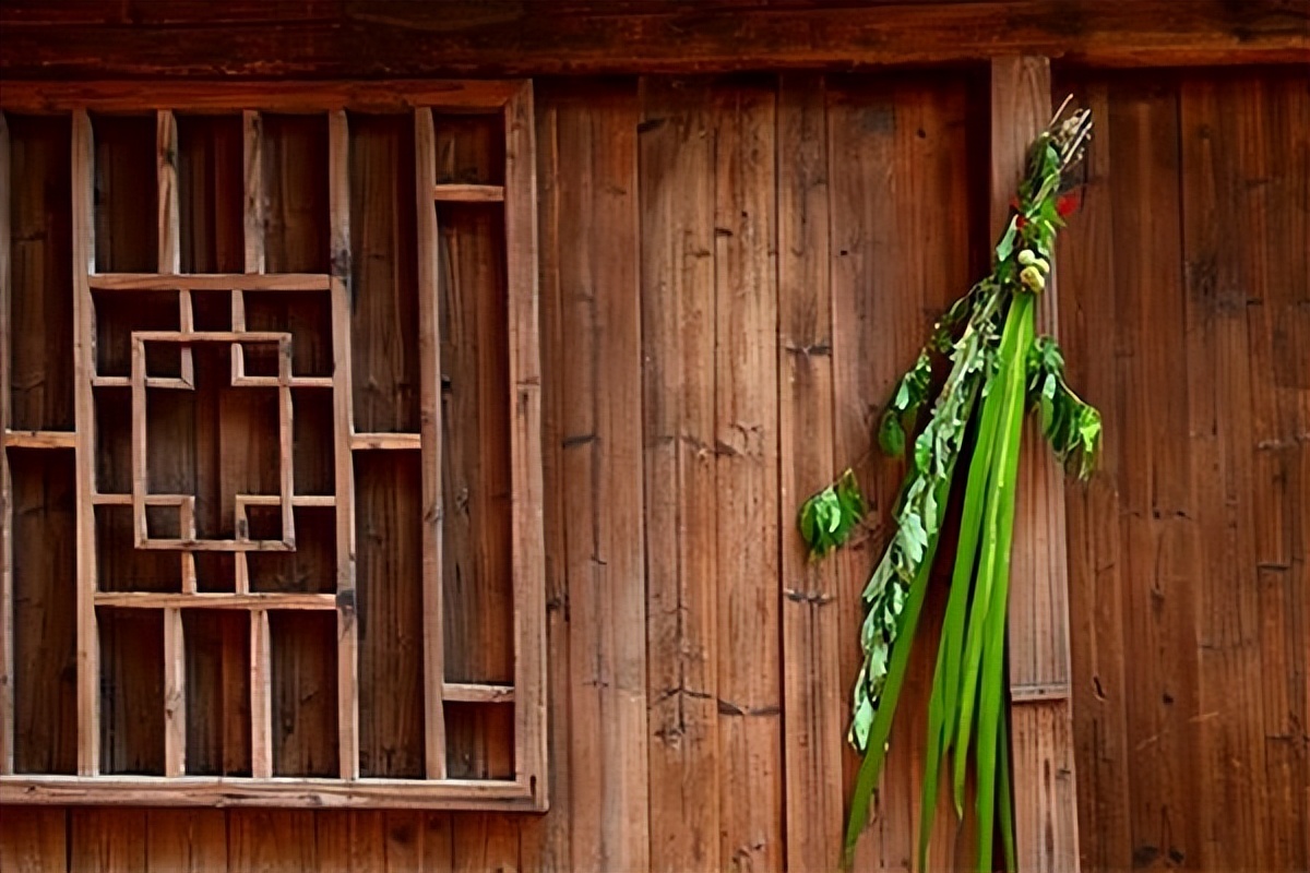 端午挂艾草挂左还是右的正确方法,端午挂的艾草什么时候取下来