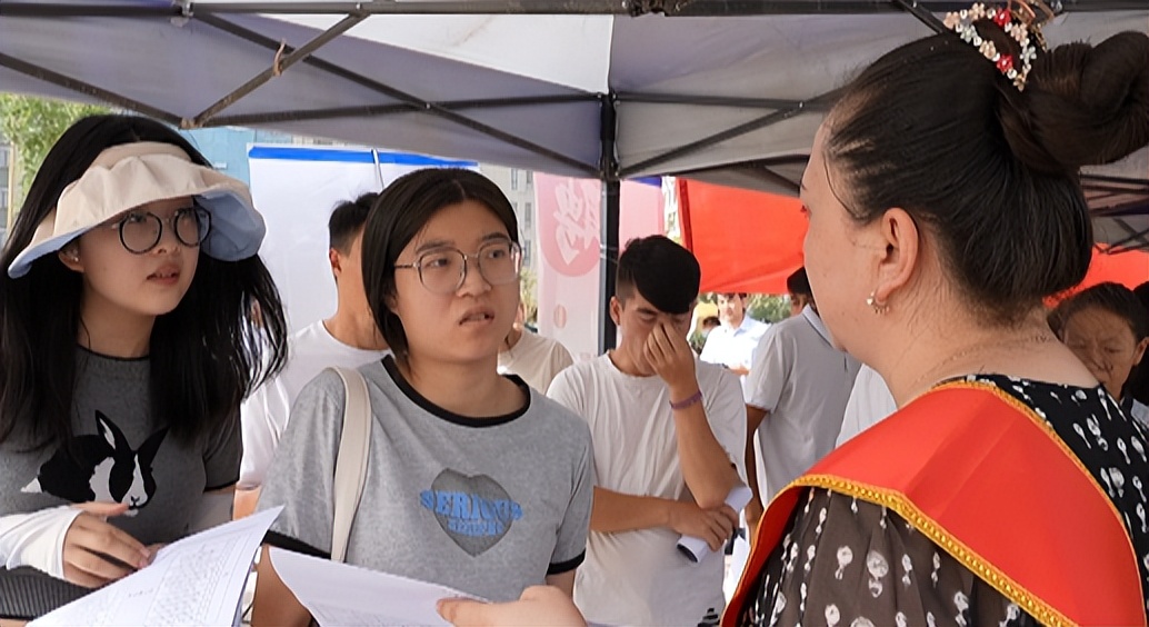 *疆新**和田：“就在和田·职等你来”专场招聘会举行