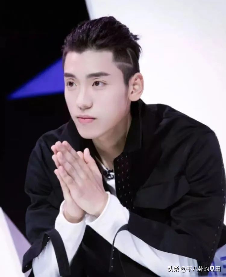 蔡徐坤下巴太尖惹争议图片,蔡徐坤下巴是假体吗