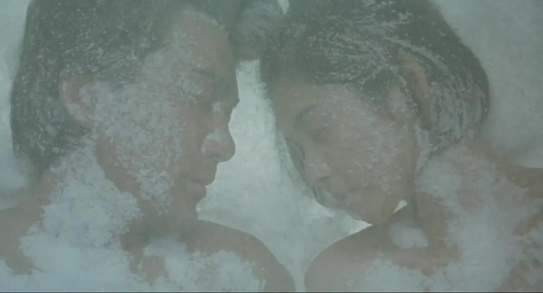 周五的傍晚，最适合观赏情色片。