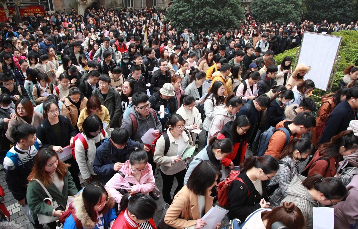 报考公务员，这4个岗位压力有点大！辛苦加班是常态