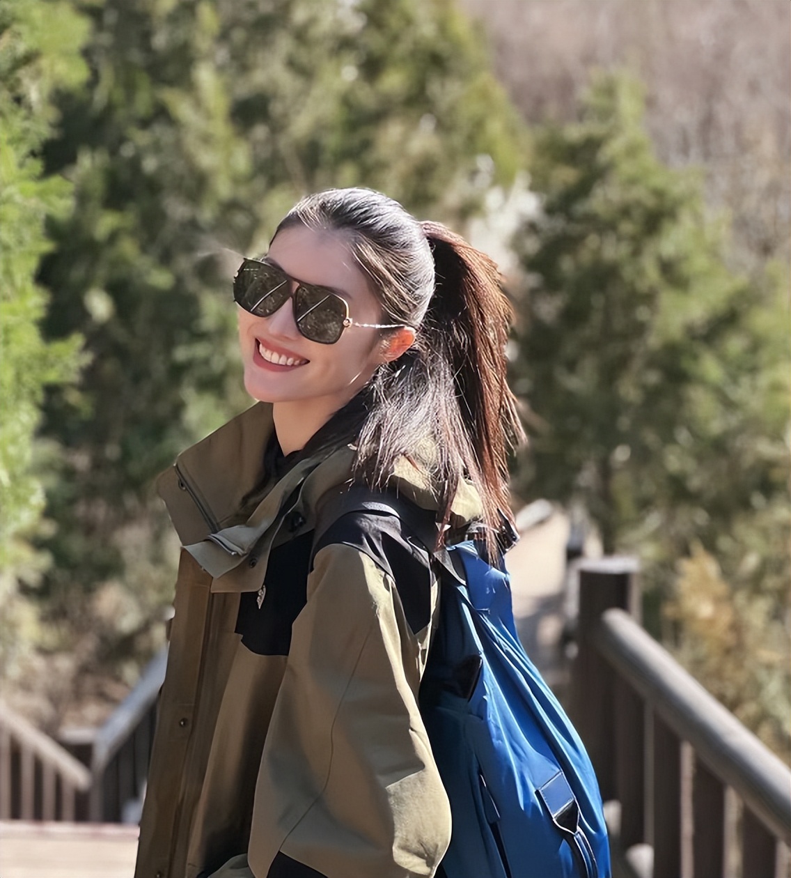 超模何穗秀美图,何穗身穿复古泳装大秀骨感身材