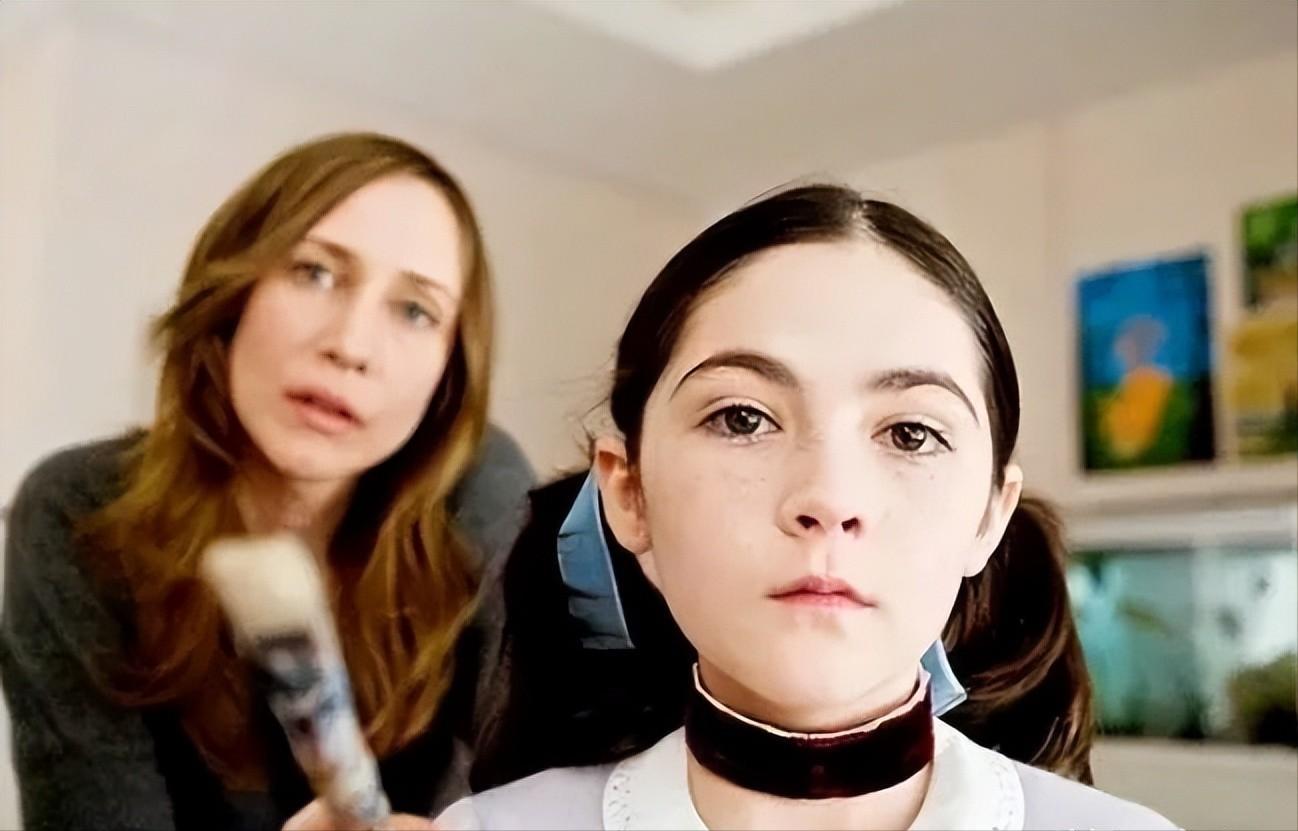 10年，美国夫妇领养6岁女孩后，家中怪事频发，意外发现养女22岁