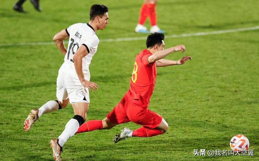 武磊连续三场首发难阻失利,武磊错失单刀国足1-2新西兰