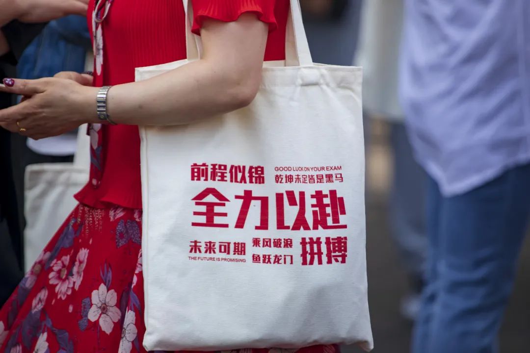 刚刚，青岛5万多勇士霸气走进战场！少年，此去何求？夺盛名、拔头筹、争魁首、独占鳌头！