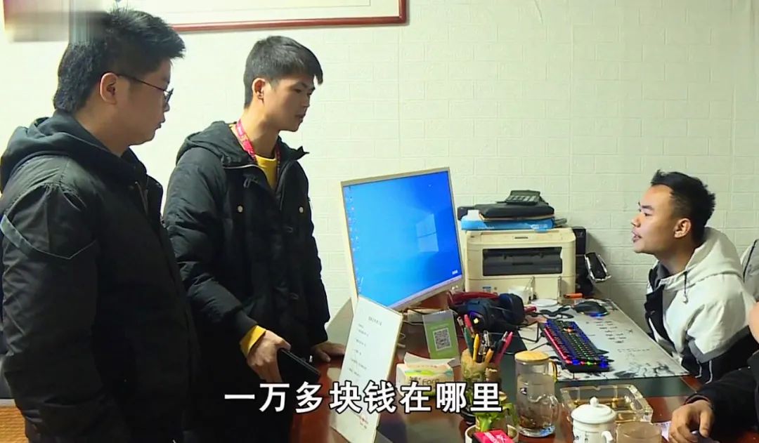 去驾校上班当教练保底八千靠谱吗,两小伙到驾校当教练倒贴一万元