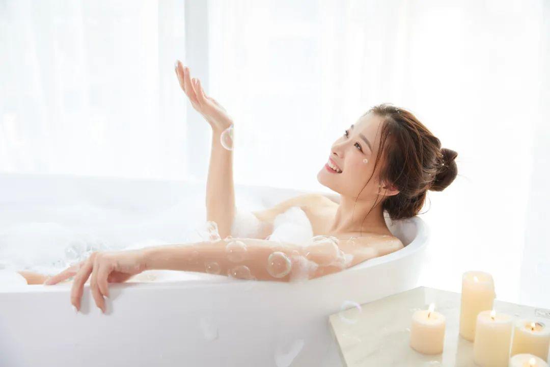 女性洗澡时，能顺便“站着尿尿”吗？这3个常识，早了解早获益