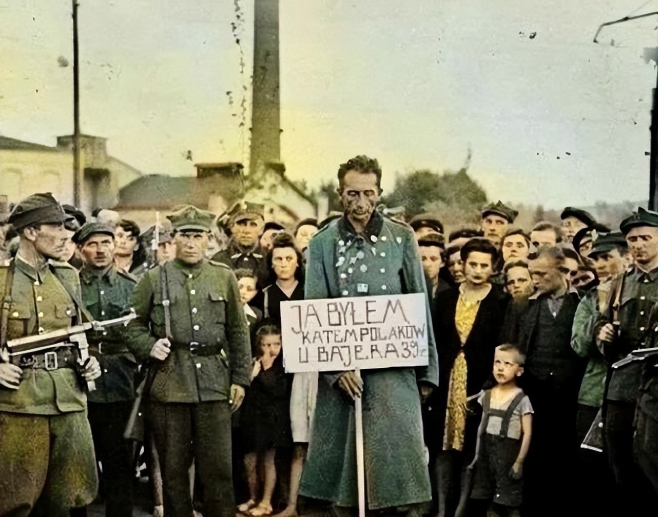 奥斯维辛集中营骨瘦如柴的犹太人,二战战争中给军人擦皮鞋老照片