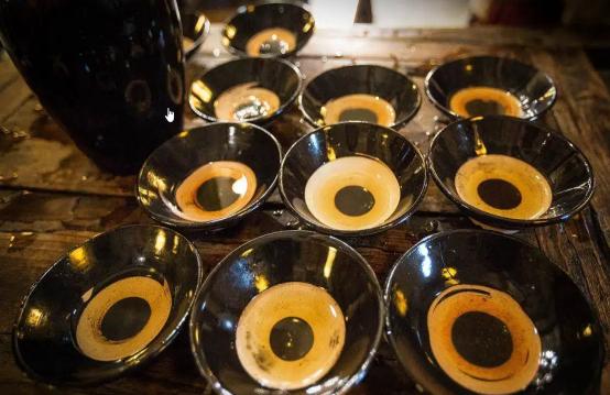 来山东喝什么酒最好喝一点,去山东旅游必点的8道名菜