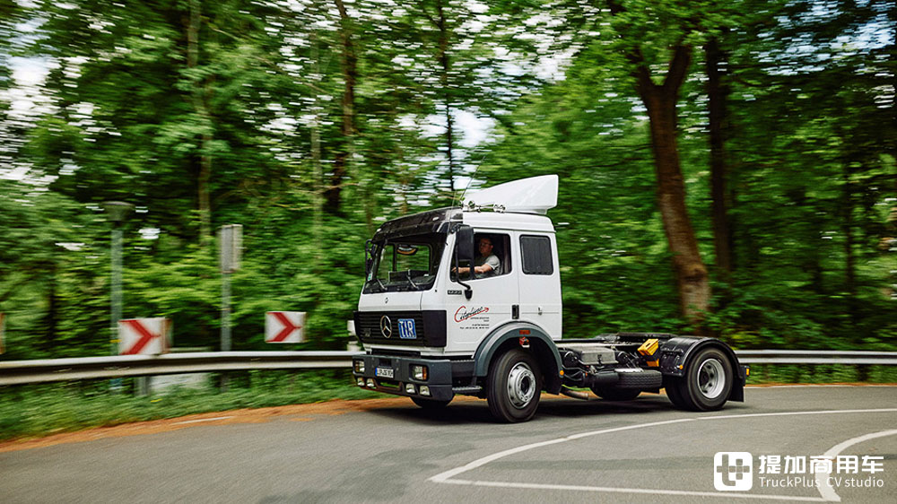 车龄32年性能如新，带你看德国卡车收藏家的爱车：奔驰MK1222S