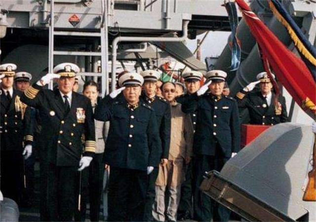 1982年，海军水兵左手敬军礼，*华清刘**看后气得欲砸电视