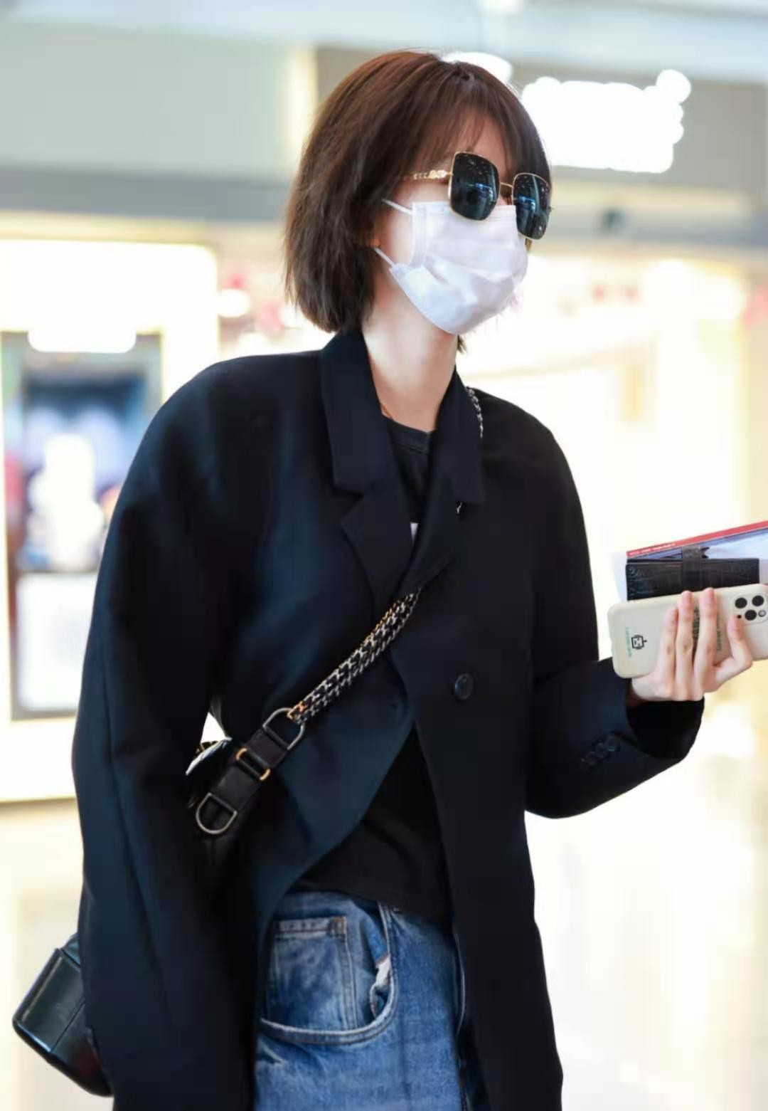 乔欣惊艳穿衣搭配,乔欣穿明艳鹅黄高开叉长裙