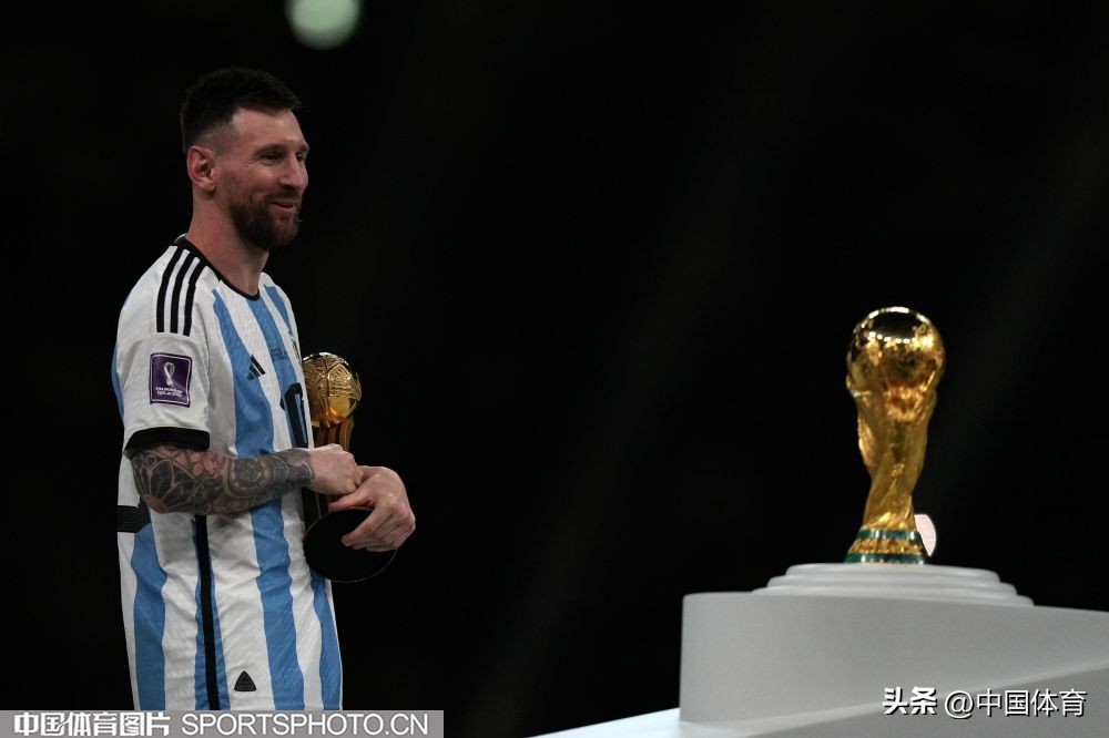 卡塔尔世界杯阿根廷捧起大力神杯,卡塔尔世界杯阿根廷大力神杯