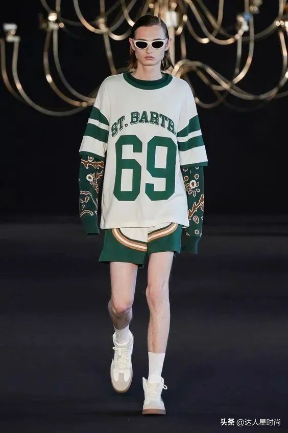 世界杯结束了，足球穿搭火了！欧阳娜娜、Jennie、Bella集体撞衫