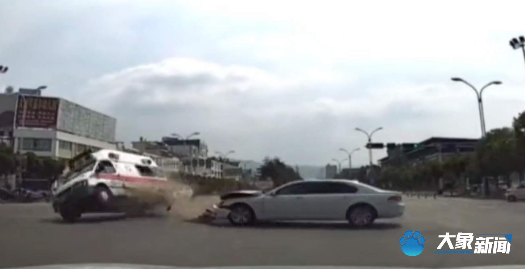 文山宝马车撞救护车的伤员,文山救护车撞小车