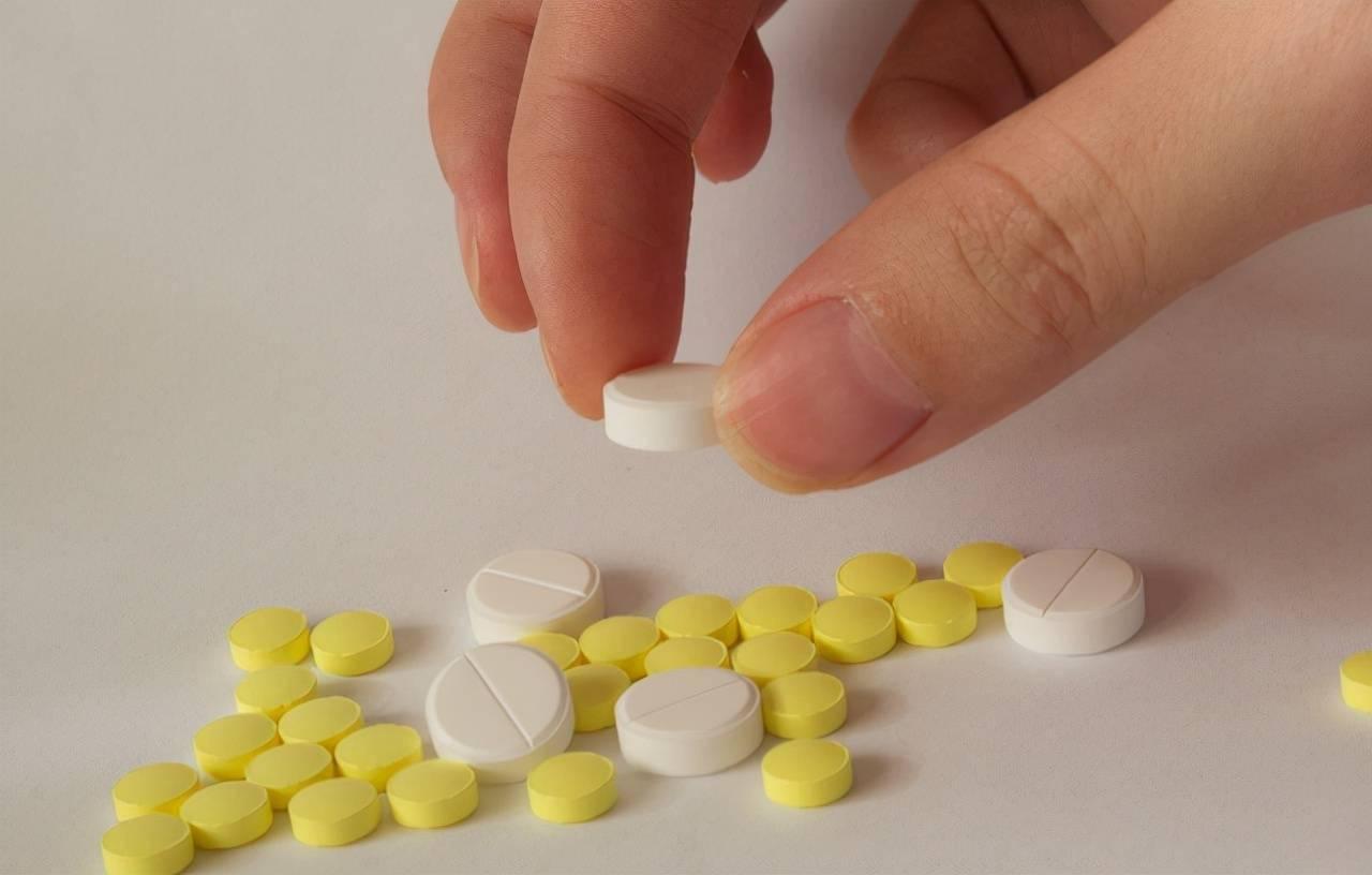 哪些药物不宜嚼碎或掰开,提醒这些药掰开吃无效或有毒