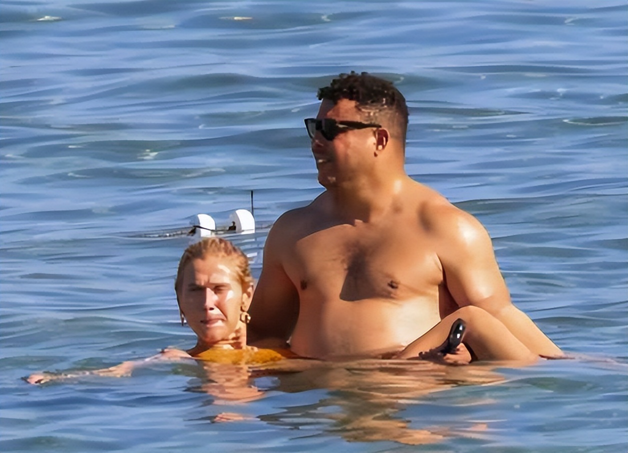 罗纳尔多胖至236斤,罗纳尔多戏水