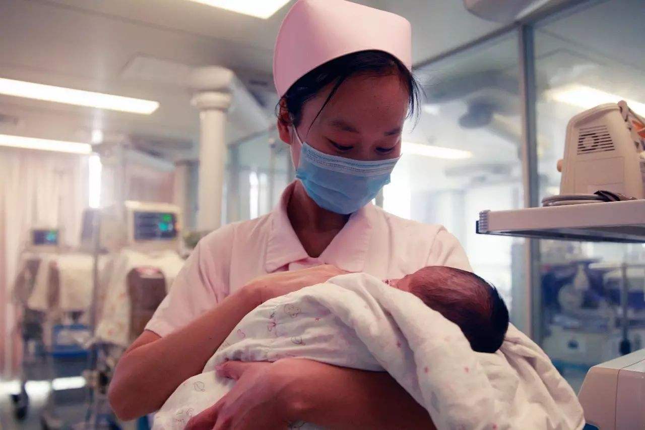 丈夫骑三轮车带绝症老婆环游中国,小伙带绝症女友三轮车旅游三年