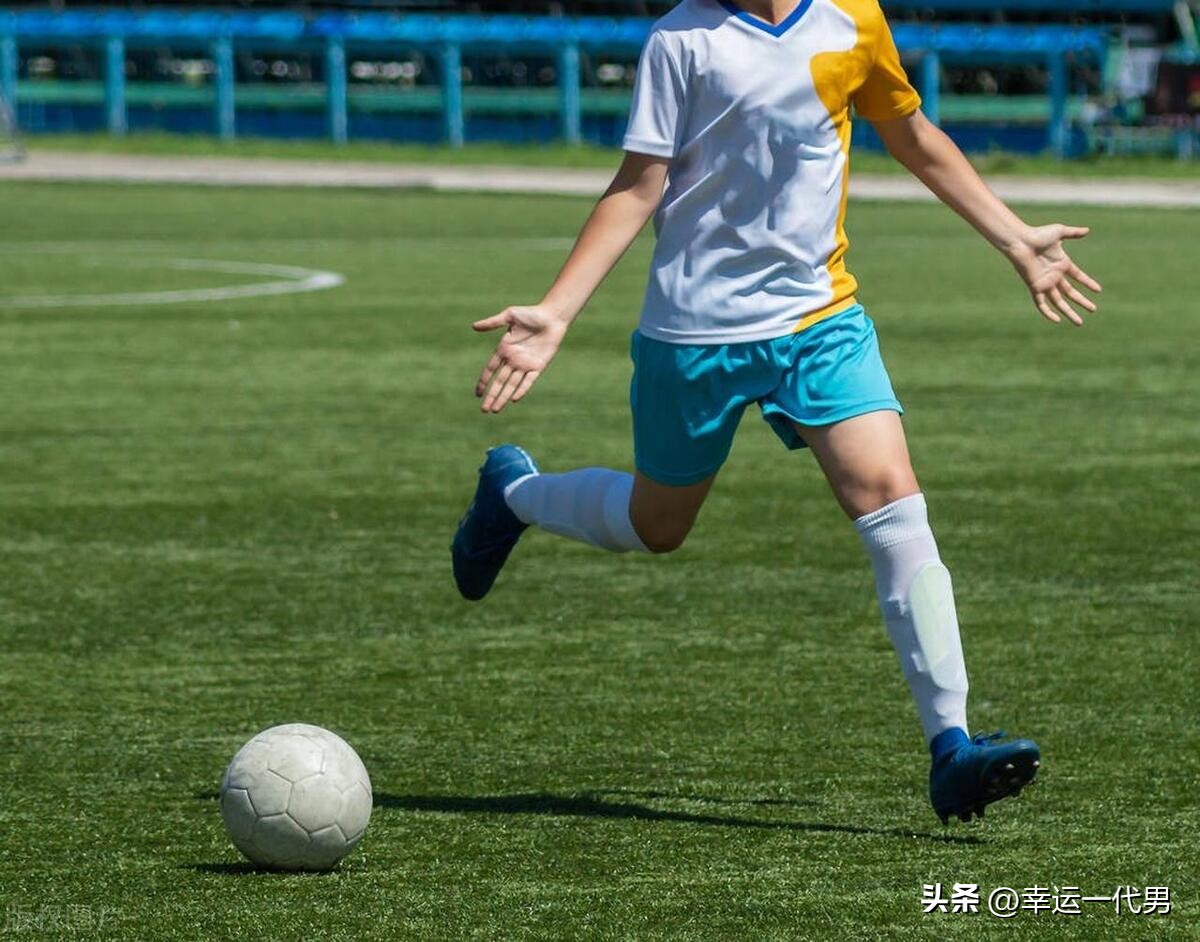 杨晨在国内踢不上球去国外,中国足球杨晨现在怎么样了