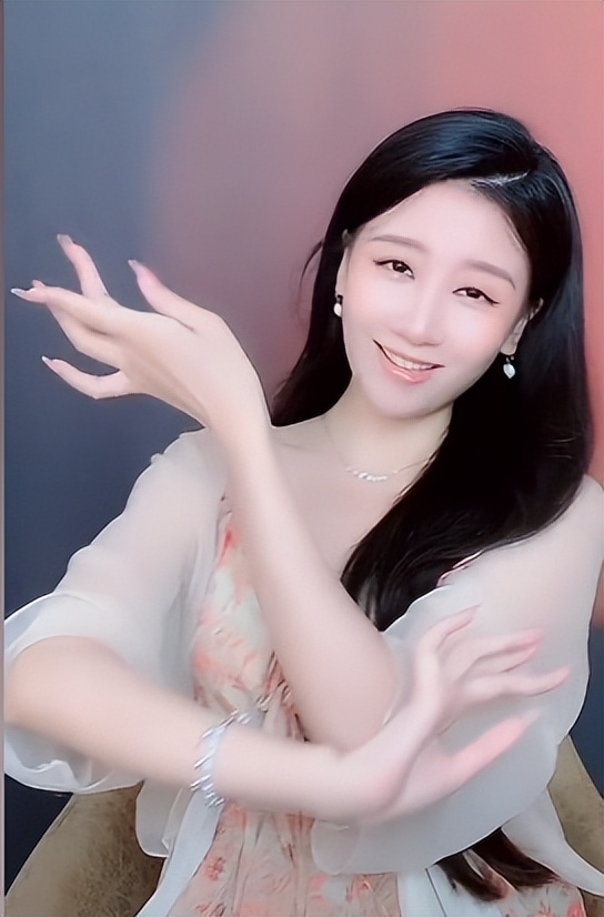 “天下第一舞指”密加：全网最会挣钱的一双手，一场直播赚200万