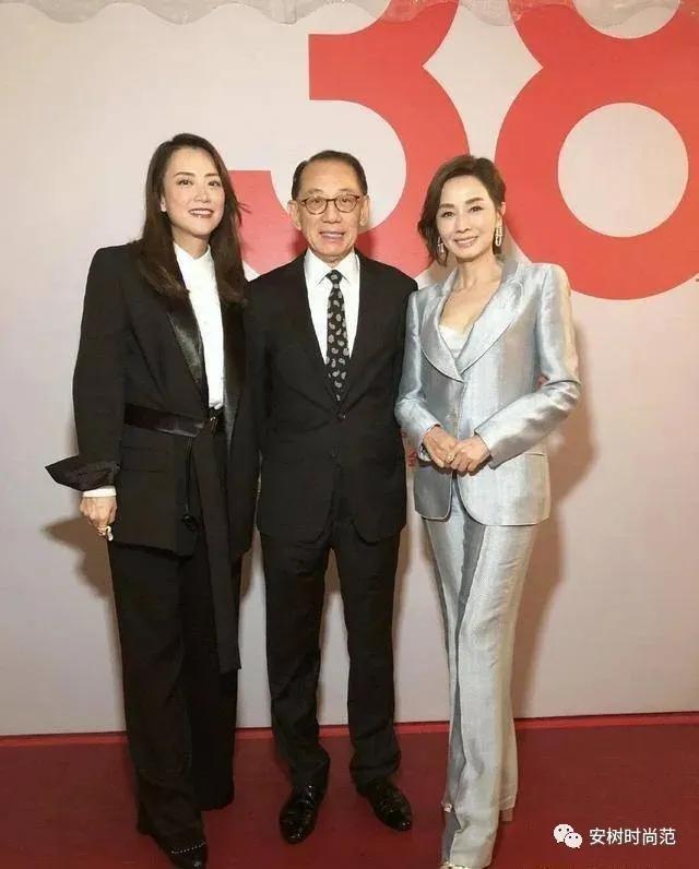 张国荣旧爱优雅老去真迷人！64岁毛舜筠风韵犹存，穿银色西装气质