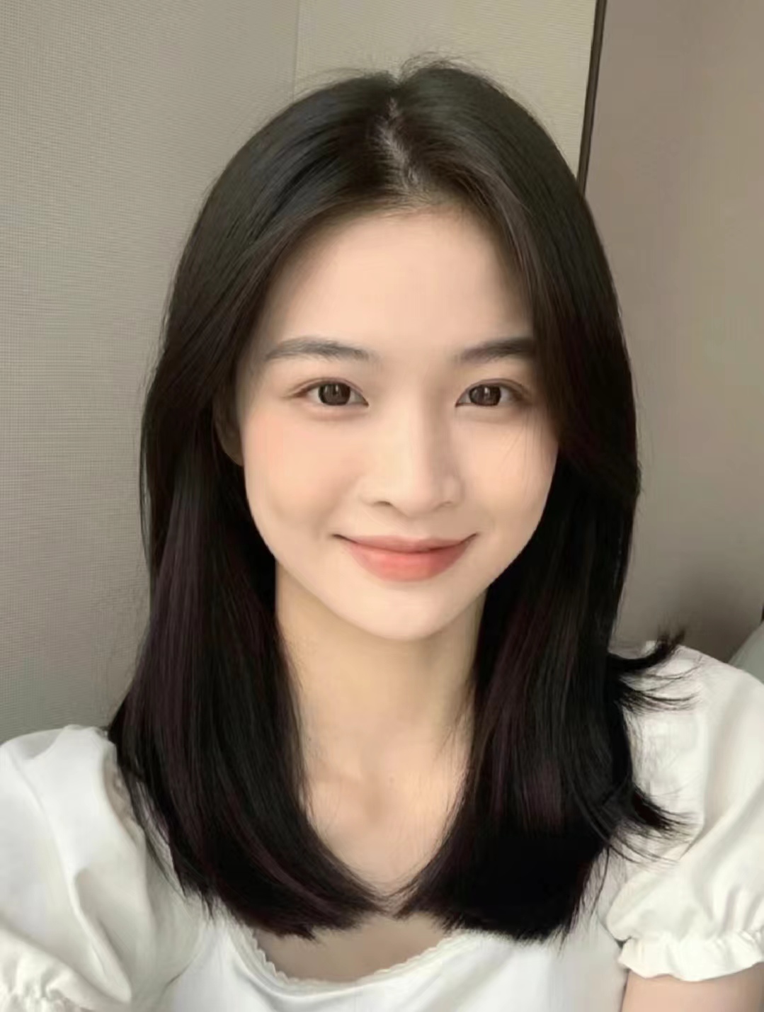 流行的短发型黑色减龄,挂耳短发2023爆款洋气