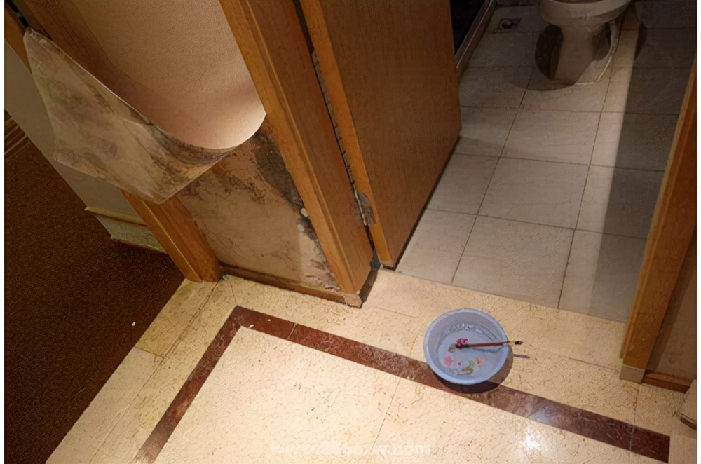 楼上厕所漏水楼下怎么维修,厕所漏水到楼下怎么处理视频
