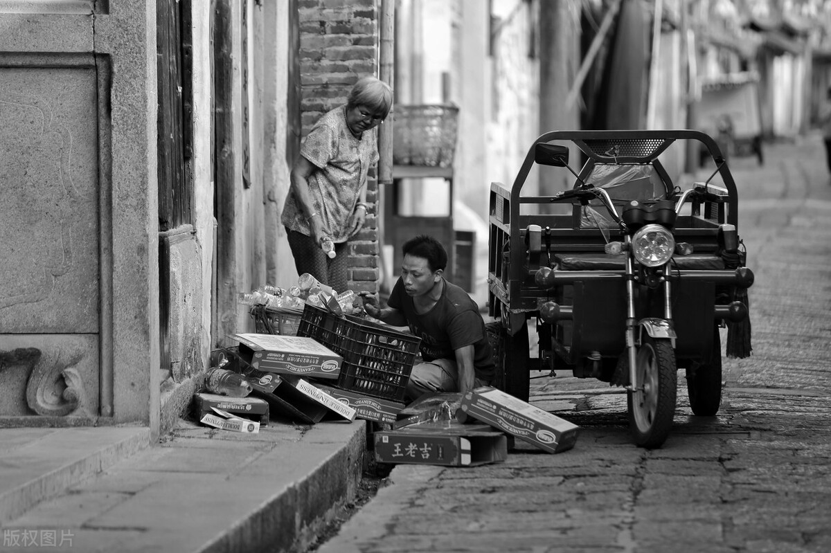 开三轮车收废品一天能赚多少钱,骑三轮车收破烂一年得赚多少钱