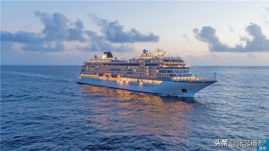 悬挂五星红旗豪华邮轮招商伊敦号，穿过百年历史尘烟再次启航