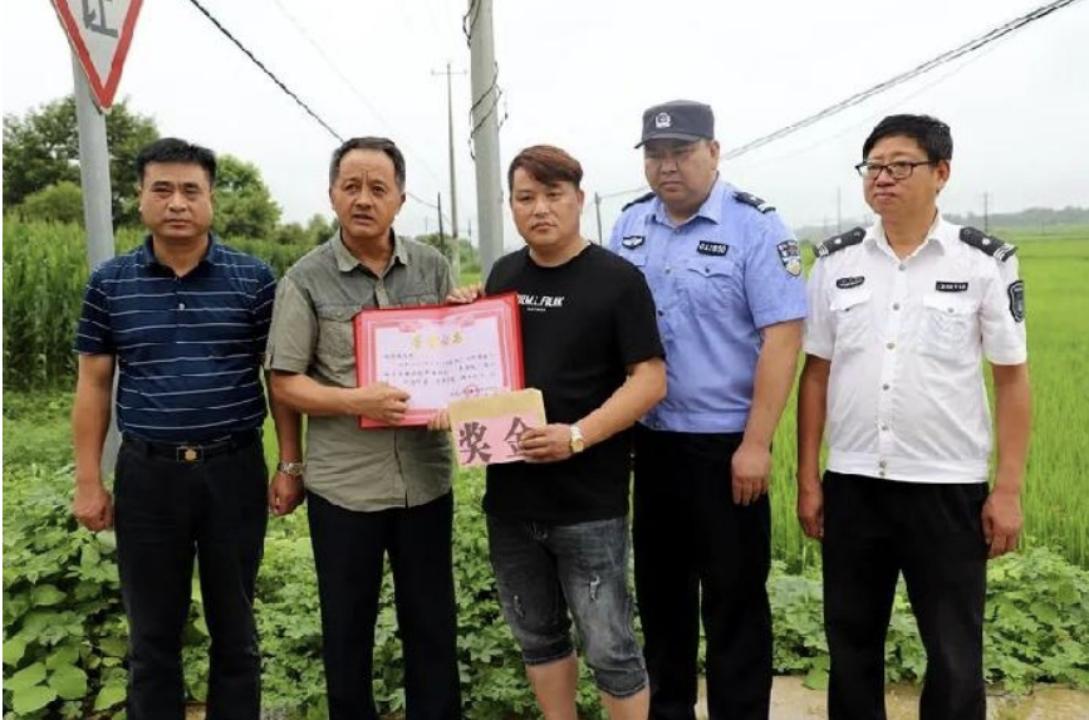 男子在山上捡到不知名小乌龟,男子在河里捡到一只小乌龟