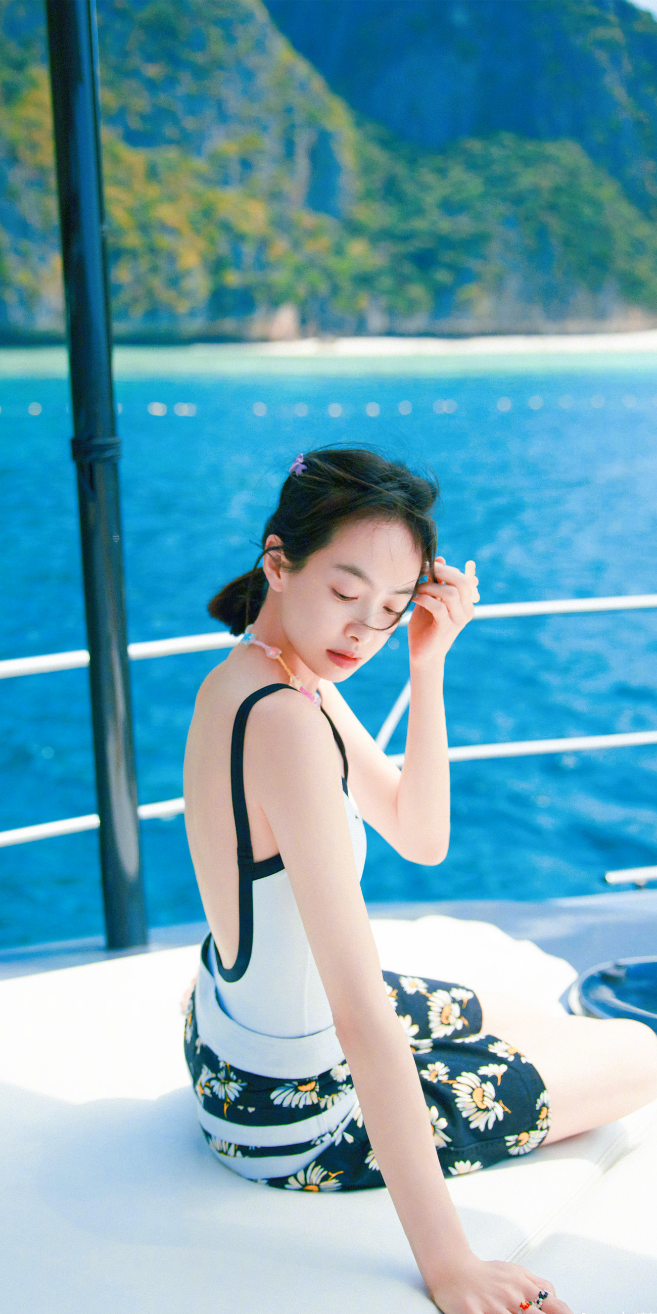 宋茜泰国假期写真壁纸，海风阳光泳衣配裤衩，短发浪漫纯欲风满满