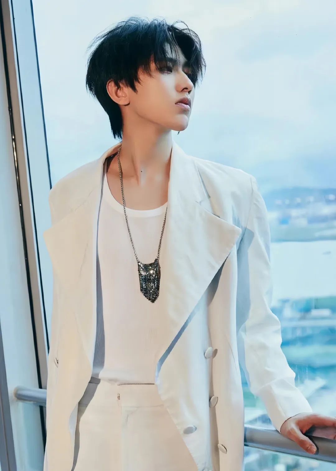 男生干净痞帅的冬季穿搭白色系,夏季粉色系穿搭男生