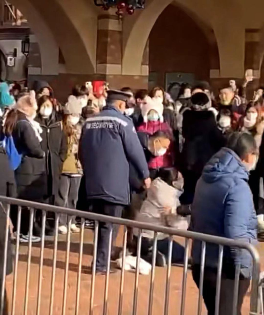 凌晨3点的迪士尼，5000人在寒风中排队买玩偶……