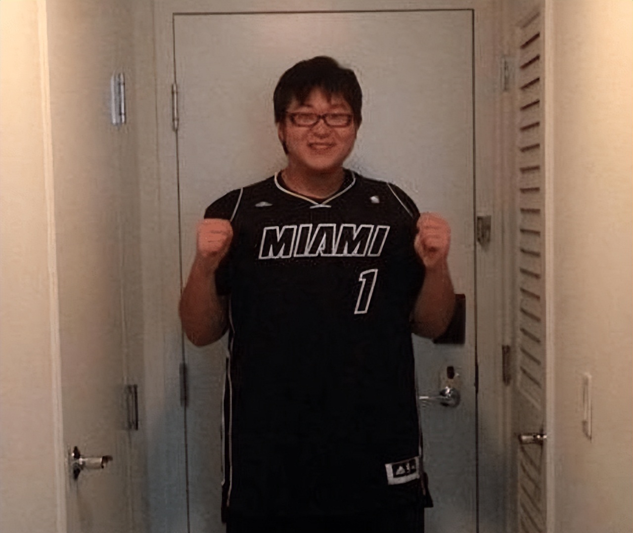 罗京去世近十年妻子改嫁豪门,罗京去世11年妻子携子改嫁富商