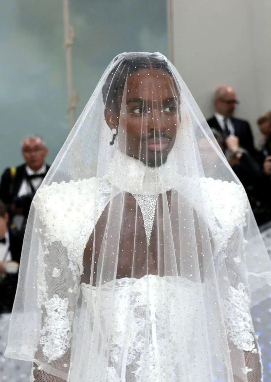 拖把头、海底生化人穿搭，美国这最受瞩目的一夜，如“群魔乱舞”