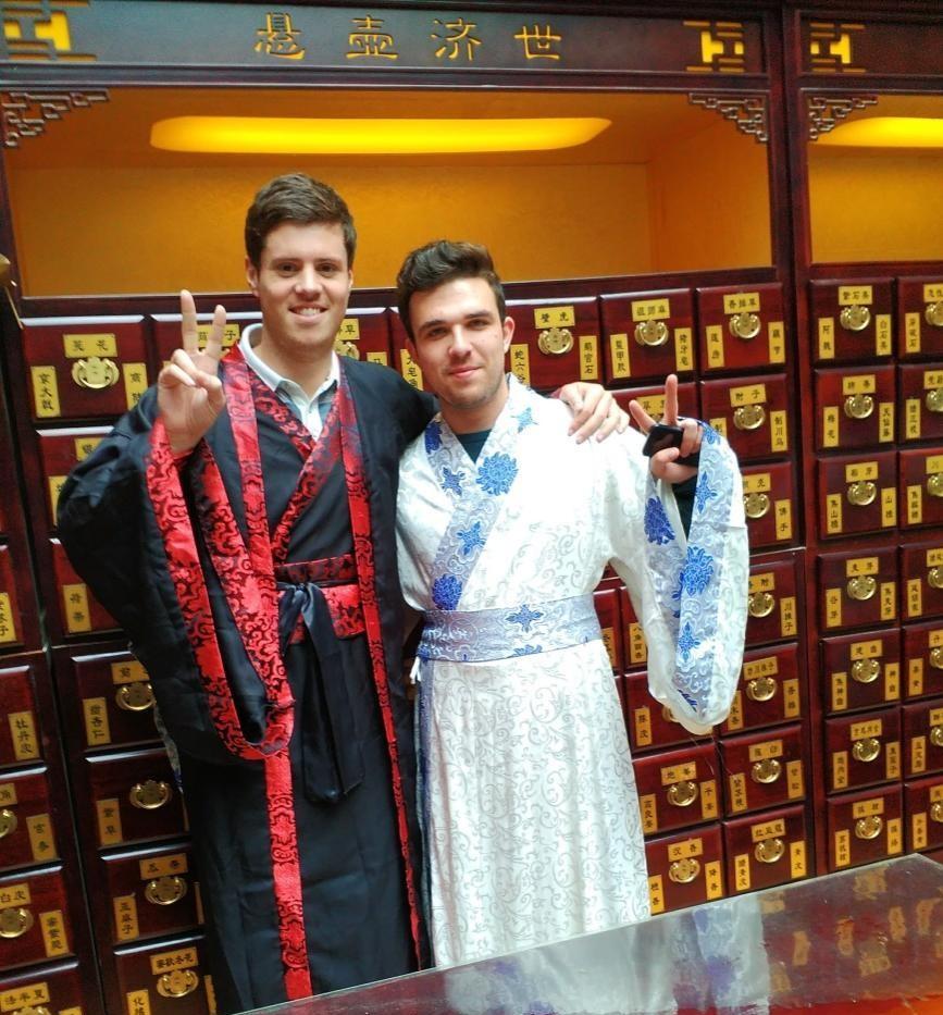 来华10年英国小伙带父母,英国小伙带着一家人来到中国