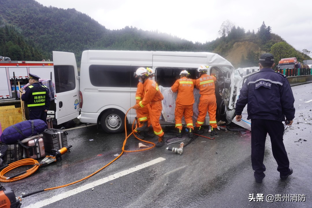 高速公路上两车相撞已致人死亡,高速公路两车相撞26人死亡