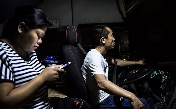 90后夫妻俩卡车司机记录生活,安徽90后卡车小夫妻