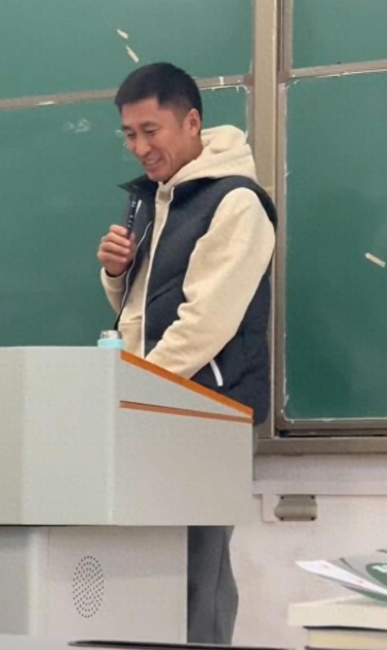 裁判员马宁,马宁判处红黄牌最多的一场比赛