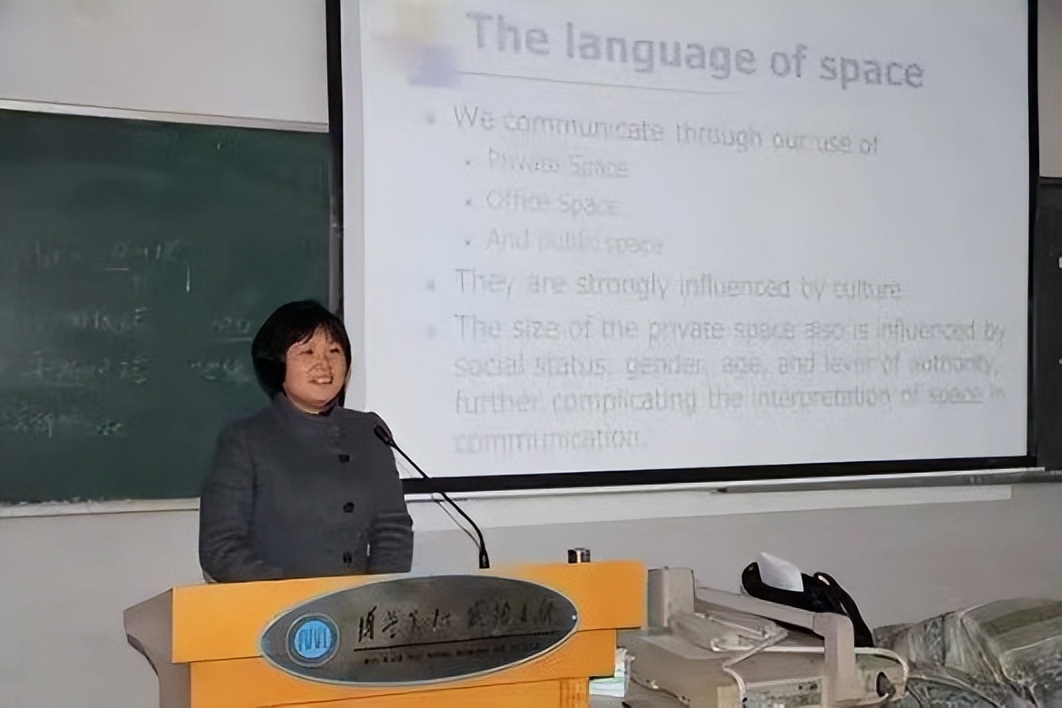 湘潭大学女教授和校门口摆摊的丈夫，女教授：他都是为了我