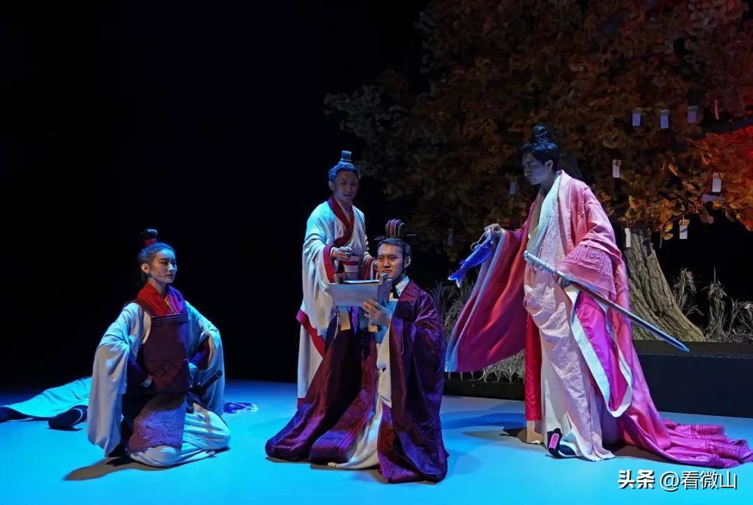 邀请剧目|《孔丘-当我们在谈论孔夫子的时候，我们在谈些什么？》#青年导演创作扶持计划##拉着拉杆箱来看戏#