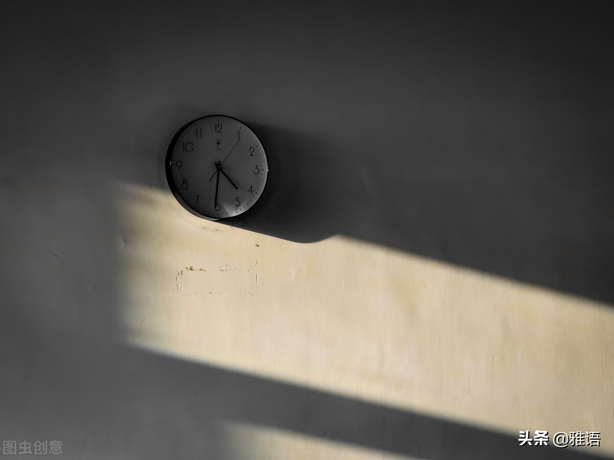 眼角的皱纹遮盖不住岁月的痕迹,皱纹已爬上眼角岁月总是催人老