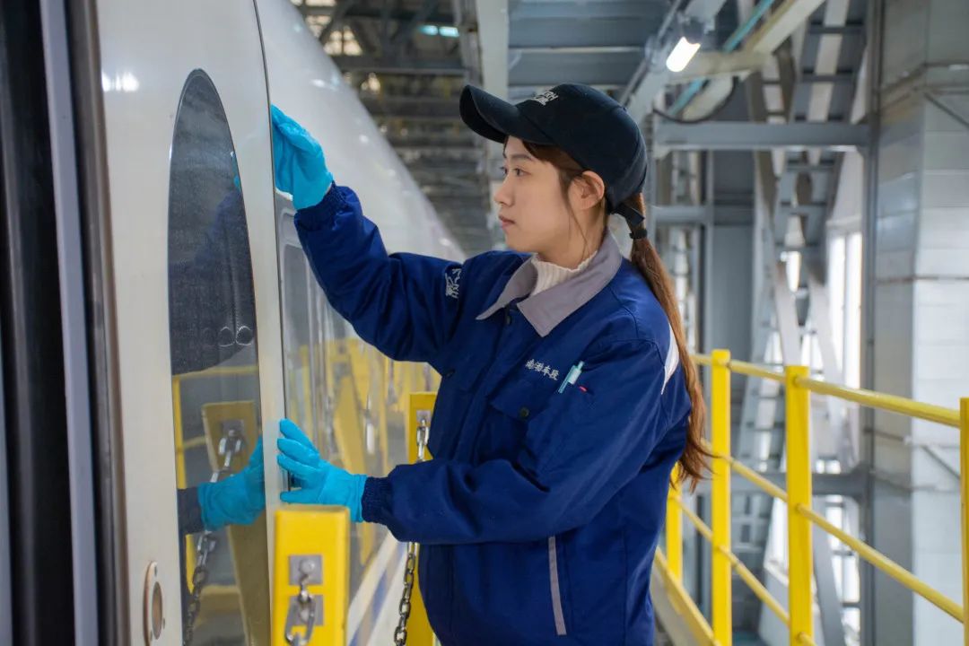 铁路人上班要全程录像,铁路人上下班穿搭差别